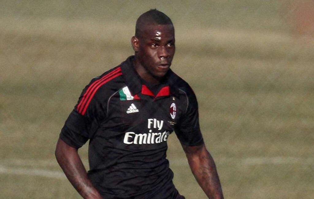 TILBAKE I ITALIA: Mario Balotelli er allerede på plass i Milan og har allerede spilt en treningskamp med sine nye lagkamerater etter overgangen fra Manchester City. Foto: EPA/MATTEO BAZZI/NTB scanpix TILBAKE I ITALIA: Mario Balotelli er allerede på plass i Milan og har allerede spilt en treningskamp med sine nye lagkamerater etter overgangen fra Manchester City. Foto: EPA/MATTEO BAZZI/NTB scanpix