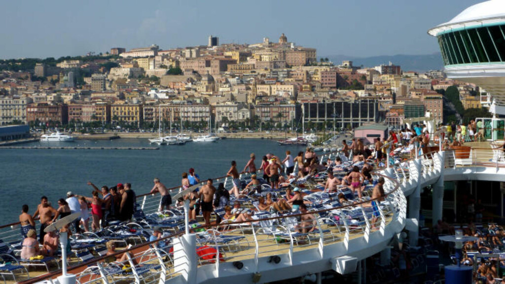 TRANGT: I høysesongen i Middelhavet er det mildt sagt trangt om plassen på de store cruiseskipene. Her seiler «Adventure of the Seas» ut fra Cagliari på Sardinia. Foto: EIVIND PEDERSEN TRANGT: I høysesongen i Middelhavet er det mildt sagt trangt om plassen på de store cruiseskipene. Her seiler «Adventure of the Seas» ut fra Cagliari på Sardinia. Foto: EIVIND PEDERSEN