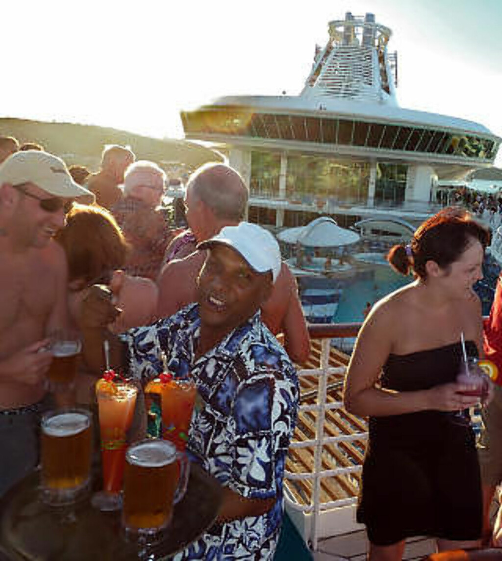 GODT LIV: Det er aldri langt mellom servitørene på cruise. Foto: EIVIND PEDERSEN GODT LIV: Det er aldri langt mellom servitørene på cruise. Foto: EIVIND PEDERSEN