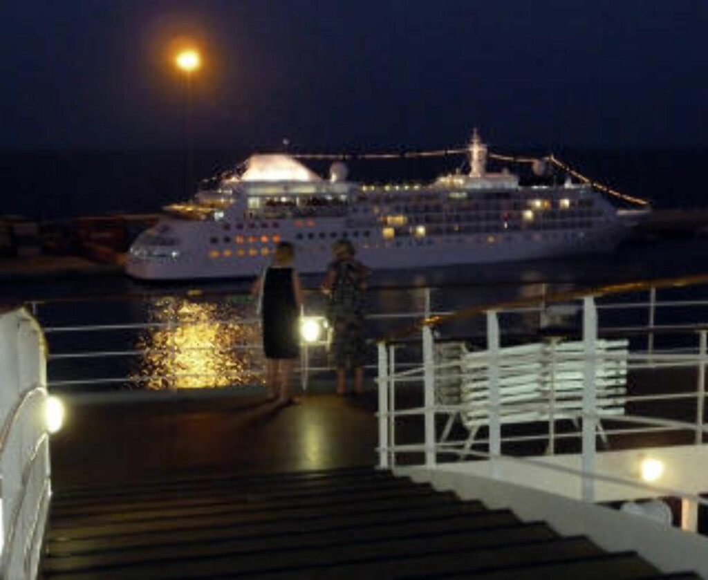 IDYLL: Et cruiseskip fra rederiet Silversea forlater havnen i Muscat, mens månen speiler seg i vannet. Foto: EIVIND PEDERSEN IDYLL: Et cruiseskip fra rederiet Silversea forlater havnen i Muscat, mens månen speiler seg i vannet. Foto: EIVIND PEDERSEN