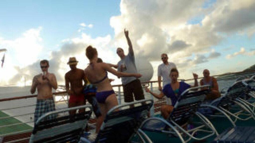 FESTLIG: En glad gjeng ungdommer lager sin egen fest på øverste dekk, etter at cruiseskipet nettopp hadde forlatt karibiske St. Thomas. Foto: EIVIND PEDERSEN FESTLIG: En glad gjeng ungdommer lager sin egen fest på øverste dekk, etter at cruiseskipet nettopp hadde forlatt karibiske St. Thomas. Foto: EIVIND PEDERSEN