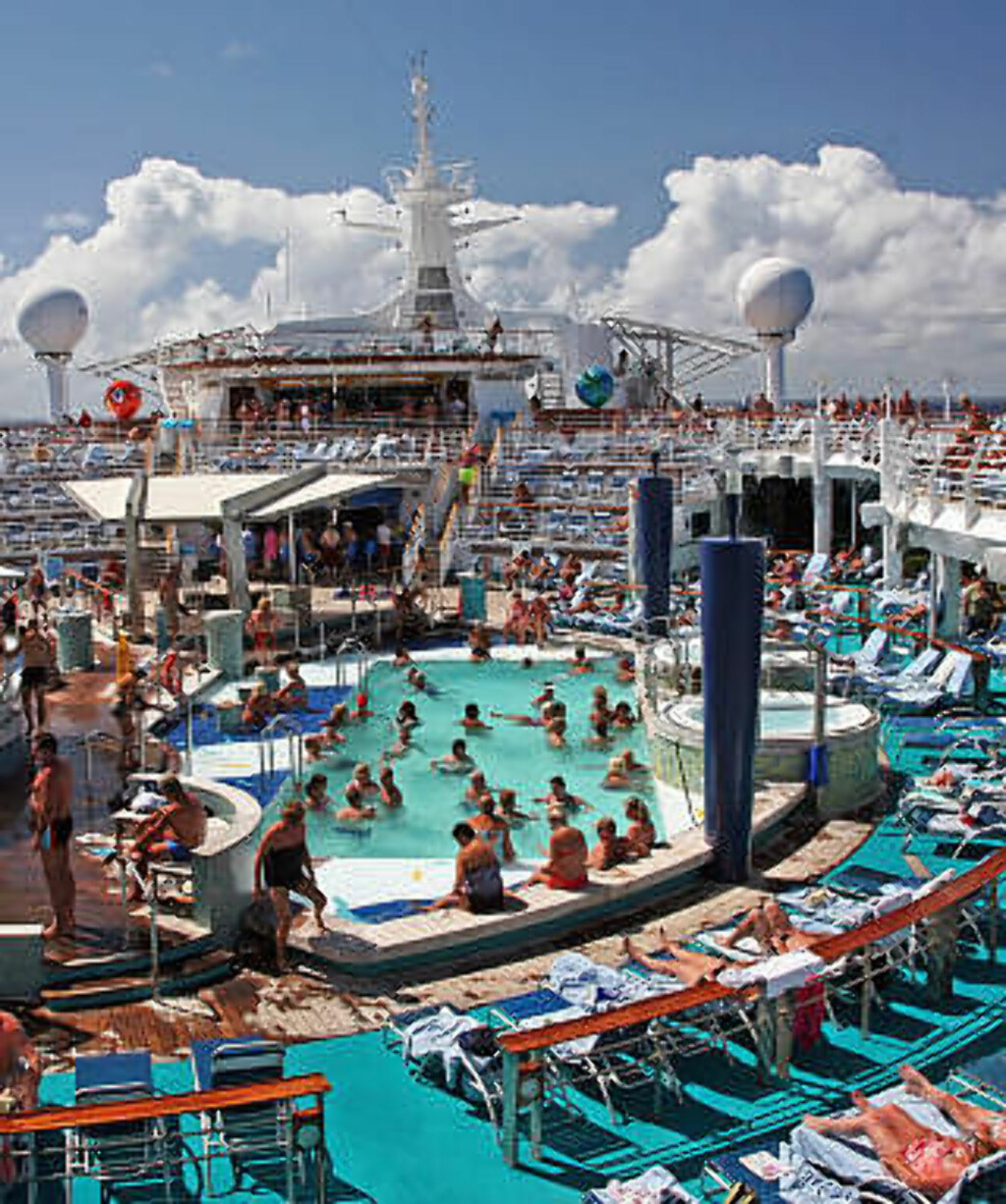 AVSLAPPING OM BORD: Blå himmel og liv på øverste dekk. Dette er dagligdags på cruise. Foto: EIVIND PEDERSEN AVSLAPPING OM BORD: Blå himmel og liv på øverste dekk. Dette er dagligdags på cruise. Foto: EIVIND PEDERSEN