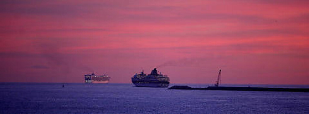 KVELDSSEILAS: To cruiseskip seiler ut fra Barcelona i solnedgangen. Den spanske havnebyen er nordmenns favoritthavn når man skal på cruiseferie. Foto: EIVIND PEDERSEN KVELDSSEILAS: To cruiseskip seiler ut fra Barcelona i solnedgangen. Den spanske havnebyen er nordmenns favoritthavn når man skal på cruiseferie. Foto: EIVIND PEDERSEN