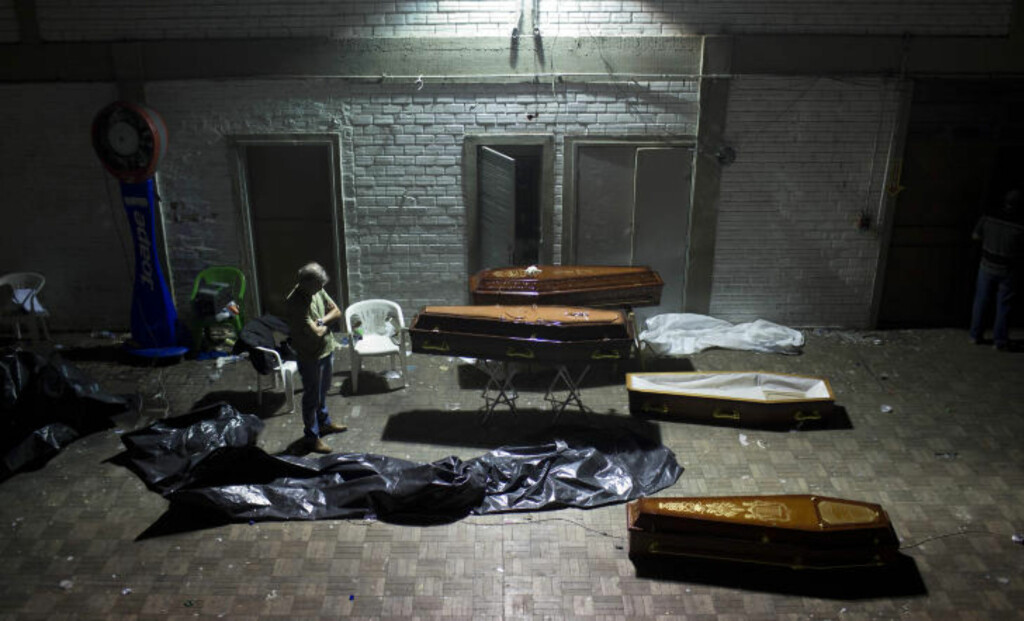 PROVISORISK LIKHUS: En gymsal brukes for å oppbevare kister med ofre fra brannen. Foto: FELIPE DANA / AP / NTB SCANPIX PROVISORISK LIKHUS: En gymsal brukes for å oppbevare kister med ofre fra brannen. Foto: FELIPE DANA / AP / NTB SCANPIX