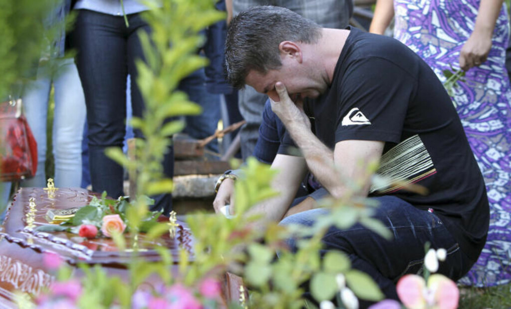 SORG: Cladimir sørger over datteren Mariana, et av ofrene etter nattklubbrannen i Santa Maria. Foto: EDISON VARA / REUTERS / NTB SCANPIX SORG: Cladimir sørger over datteren Mariana, et av ofrene etter nattklubbrannen i Santa Maria. Foto: EDISON VARA / REUTERS / NTB SCANPIX