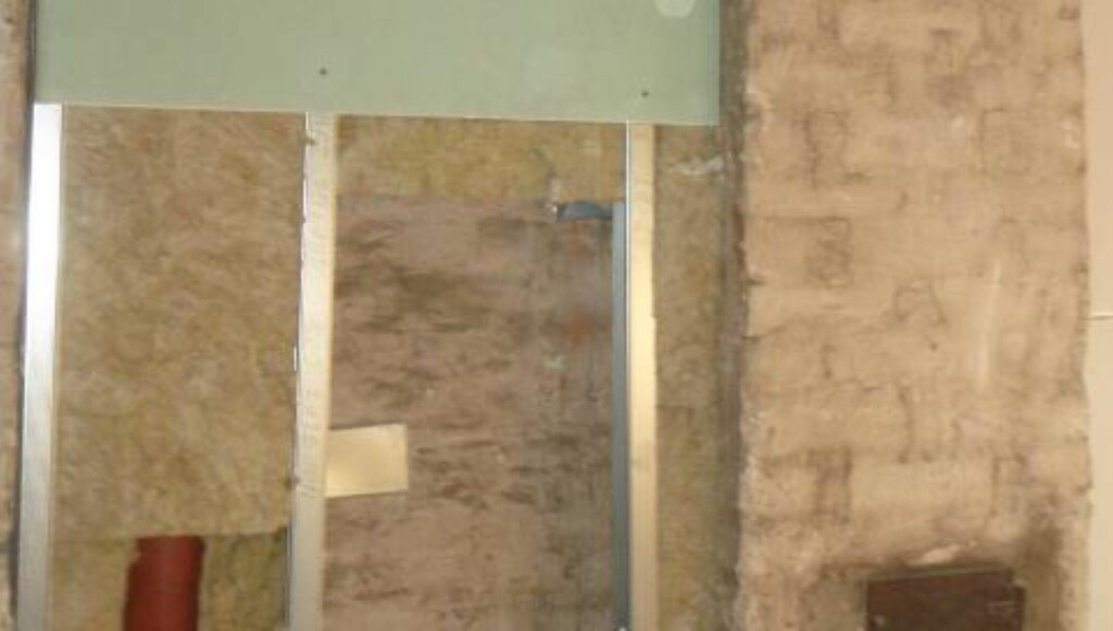 TREVERK INN TIL BRANNMUR: Tegl har stor varmeledningsevne, og det kan medføre brannfare å legge brennbart materiale helt inn til. Foto: Boligseksjonen i Brann- og redningsetaten TREVERK INN TIL BRANNMUR: Tegl har stor varmeledningsevne, og det kan medføre brannfare å legge brennbart materiale helt inn til. Foto: Boligseksjonen i Brann- og redningsetaten