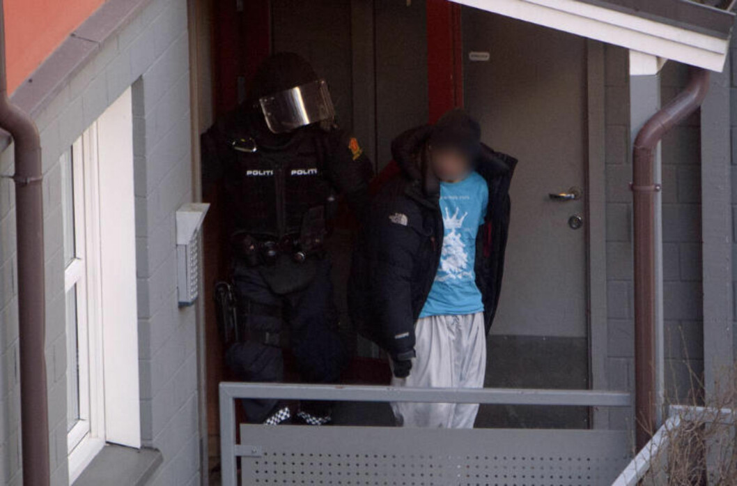 PÅGREPET: Her blir en mistenkt mann (19) pågrepet og hentet ut av leiligheten i Toftes gate. Foto: DAGBLADET PÅGREPET: Her blir en mistenkt mann (19) pågrepet og hentet ut av leiligheten i Toftes gate. Foto: DAGBLADET