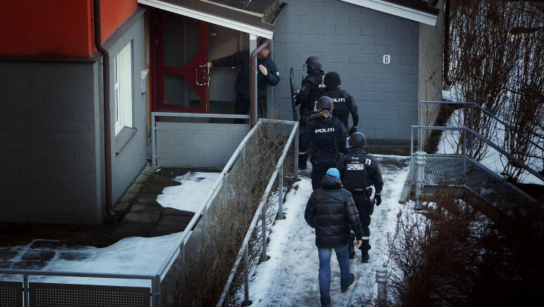 SLO TIL: Sivilkledde spanere undersøkte adressen før kollegene i verneutstyr gikk inn i oppgangen. Foto: DAGBLADET SLO TIL: Sivilkledde spanere undersøkte adressen før kollegene i verneutstyr gikk inn i oppgangen. Foto: DAGBLADET