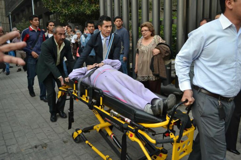 HJELPER KOLLEGA: Pemex-ansatte hjelper en skadd kollega etter eksplosjonen. Foto: AFP / NTB SCANPIX HJELPER KOLLEGA: Pemex-ansatte hjelper en skadd kollega etter eksplosjonen. Foto: AFP / NTB SCANPIX