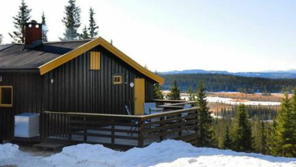 HERLIG UTSIKT: Hytte med utsikt i Byfuglia i Etnedal på cirka 830 moh. Prisantydning 980 000 kroner. Primærrom 69 kvadratmeter og tre soverom. Tomta er på cirka 1,3 mål, eiet. Byggeår 1964. Foto: Terra HERLIG UTSIKT: Hytte med utsikt i Byfuglia i Etnedal på cirka 830 moh. Prisantydning 980 000 kroner. Primærrom 69 kvadratmeter og tre soverom. Tomta er på cirka 1,3 mål, eiet. Byggeår 1964. Foto: Terra