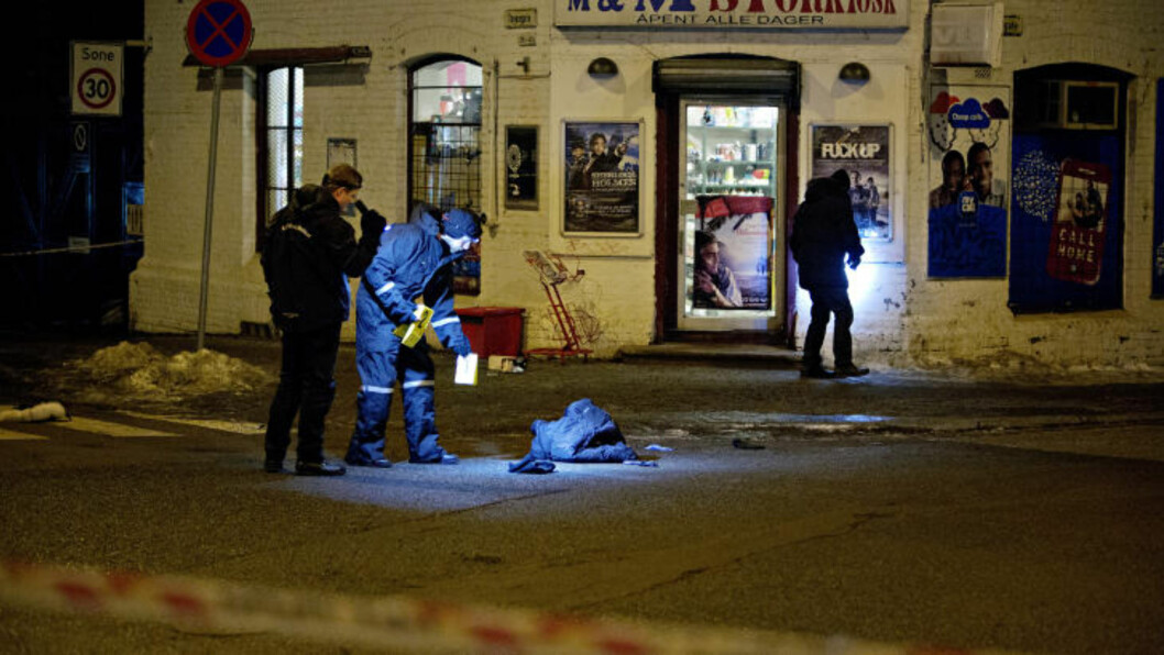 <strong>RANSFORSØK:</strong> Kriminalteknikere jobber foran kiosken. Foran døra ligger ei jakke og en pistol, blant annet. Foto: Torbjørn Katborg Grønning / Dagbladet <strong>RANSFORSØK:</strong> Kriminalteknikere jobber foran kiosken. Foran døra ligger ei jakke og en pistol, blant annet. Foto: Torbjørn Katborg Grønning / Dagbladet