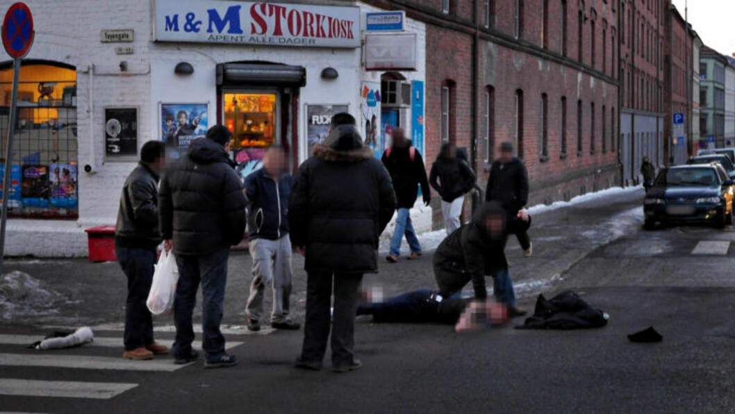 <strong>HOLDT NEDE:</strong> En mann ble holdt nede utenfor en kiosk i Tøyengata. Politiet bekrefter at skyteepisoden startet inne på denne kiosken.
Foto: Roy William Gabrielsen <strong>HOLDT NEDE:</strong> En mann ble holdt nede utenfor en kiosk i Tøyengata. Politiet bekrefter at skyteepisoden startet inne på denne kiosken.
Foto: Roy William Gabrielsen