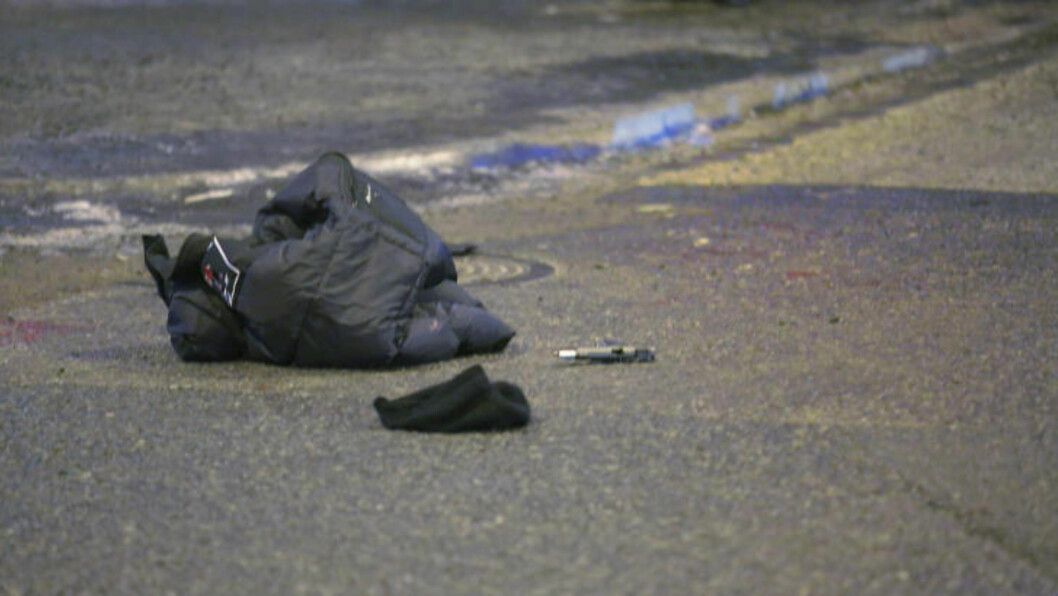 <strong>VÅPEN:</strong> Det ligger et håndvåpen på bakken innenfor politisperringene i Tøyengata.
Pistol på bakken Foto: Torbjørn Katborg Grønning / Dagbladet <strong>VÅPEN:</strong> Det ligger et håndvåpen på bakken innenfor politisperringene i Tøyengata.
Pistol på bakken Foto: Torbjørn Katborg Grønning / Dagbladet