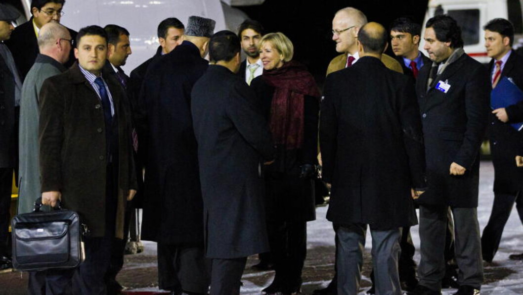 <strong>MOTTATT:</strong>
Forsvarsminister Anne-Grete Strøm-Erichsen tar i mot Afghanistans president Hamid Karzai på Gardemoen mandag kveld.
Foto: Vegard Grøtt / NTB scanpix <strong>MOTTATT:</strong>
Forsvarsminister Anne-Grete Strøm-Erichsen tar i mot Afghanistans president Hamid Karzai på Gardemoen mandag kveld.
Foto: Vegard Grøtt / NTB scanpix