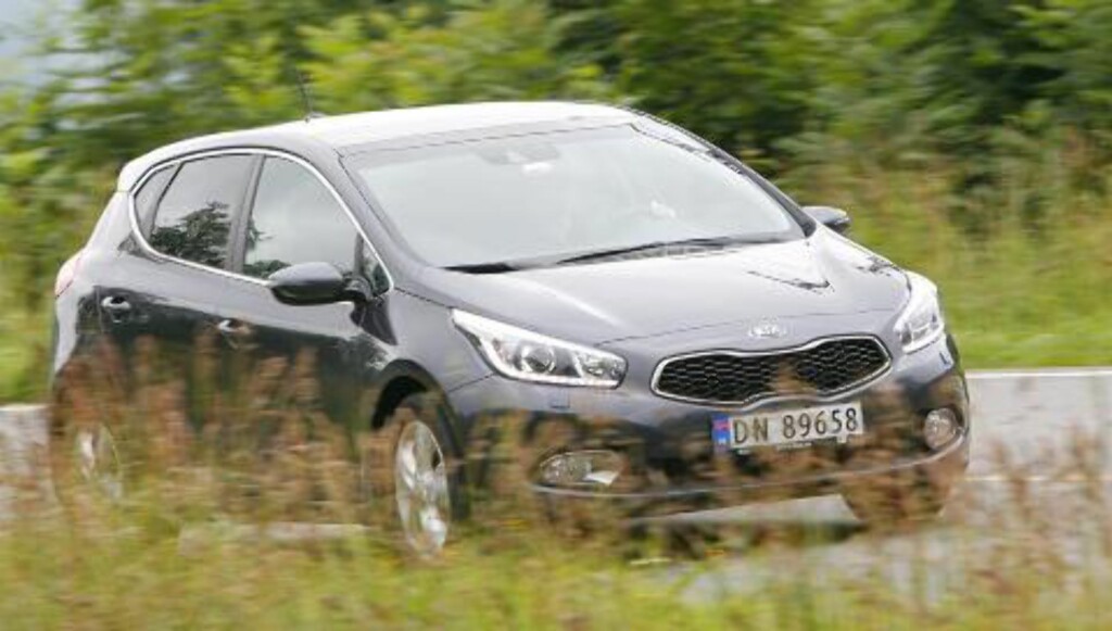 PÅKOSTET: Toppmodellen har det meste en kan ønske seg i en kompaktklassebil i dag. Metallic lakk, skinnseter og 17" felger er ekstrautstyr. PÅKOSTET: Toppmodellen har det meste en kan ønske seg i en kompaktklassebil i dag. Metallic lakk, skinnseter og 17" felger er ekstrautstyr.