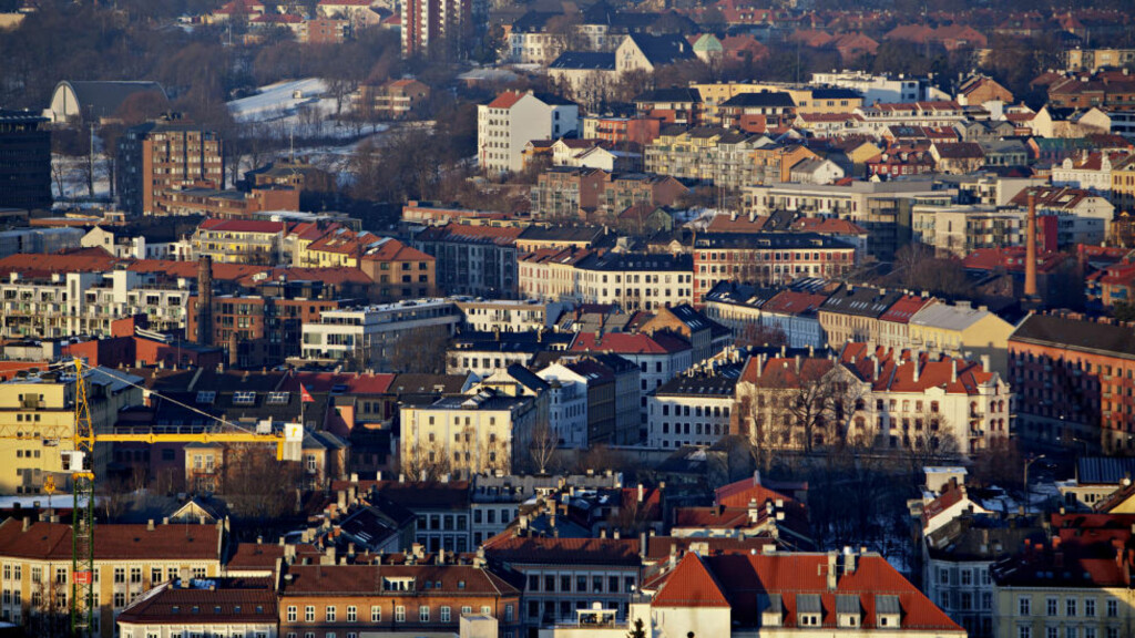 SENTRALT OG DYRT: Sentral beliggenhet er øverst på ønskelista når folk skal kjøpe bolig. Skal du kjøpe bolig til 2 millioner kroner i Oslo i dag, får du 10 kvadratmeter mindre enn du fikk i 2008. Foto: TORBJØRN KATBORG GRØNNING / Dagbladet. SENTRALT OG DYRT: Sentral beliggenhet er øverst på ønskelista når folk skal kjøpe bolig. Skal du kjøpe bolig til 2 millioner kroner i Oslo i dag, får du 10 kvadratmeter mindre enn du fikk i 2008. Foto: TORBJØRN KATBORG GRØNNING / Dagbladet.