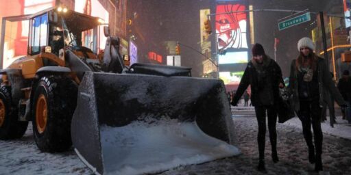 image: Snøen stopper all flytrafikk i New York