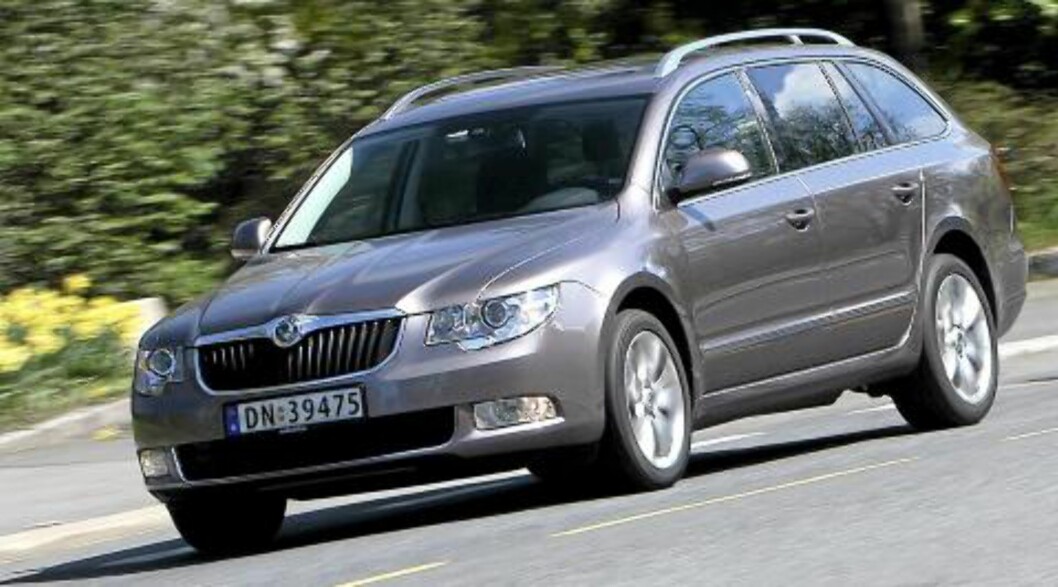 <strong>SKODA SUPERB:</strong> Ekstremt god beinplass i baksetet. Det gjør den også til et godt valg for dem som skal plassere et bakvendt barnesete i baksetet. FOTO: Egil Nordlien, HM Foto <strong>SKODA SUPERB:</strong> Ekstremt god beinplass i baksetet. Det gjør den også til et godt valg for dem som skal plassere et bakvendt barnesete i baksetet. FOTO: Egil Nordlien, HM Foto