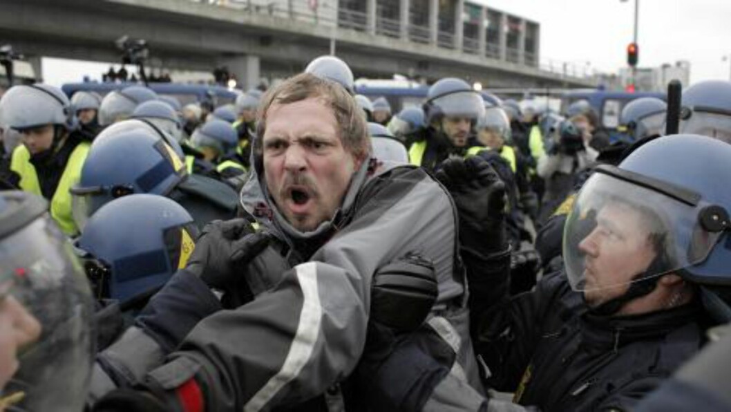 <strong>RAPPORTERTE:</strong> Christian Høibø var til stede og rapporterte til PST blant annet fra de voldsomme demonstrasjonene under klimatoppmøtet i København i 2009. Her demonstranter utenfor Bella center, der møtet fant sted. Foto: AP / NTB Scanpix <strong>RAPPORTERTE:</strong> Christian Høibø var til stede og rapporterte til PST blant annet fra de voldsomme demonstrasjonene under klimatoppmøtet i København i 2009. Her demonstranter utenfor Bella center, der møtet fant sted. Foto: AP / NTB Scanpix