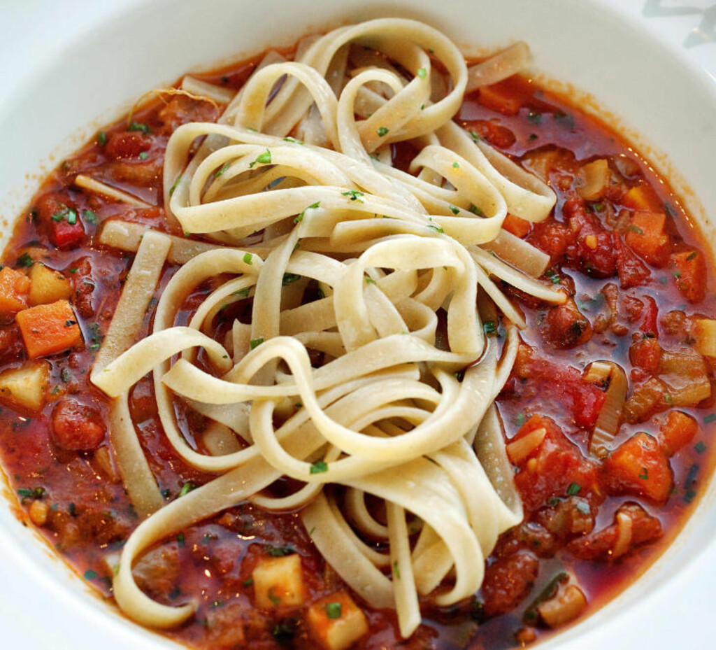 MINESTRONESUPPE: Navnet betyr «suppa med mange ingredienser» og Brimi lager sin variant med bacon, rotgrønnsaker, løk og masse tomater. Friske urter, litt chili og god olivenolje hører med. Foto: METTE MØLLER MINESTRONESUPPE: Navnet betyr «suppa med mange ingredienser» og Brimi lager sin variant med bacon, rotgrønnsaker, løk og masse tomater. Friske urter, litt chili og god olivenolje hører med. Foto: METTE MØLLER