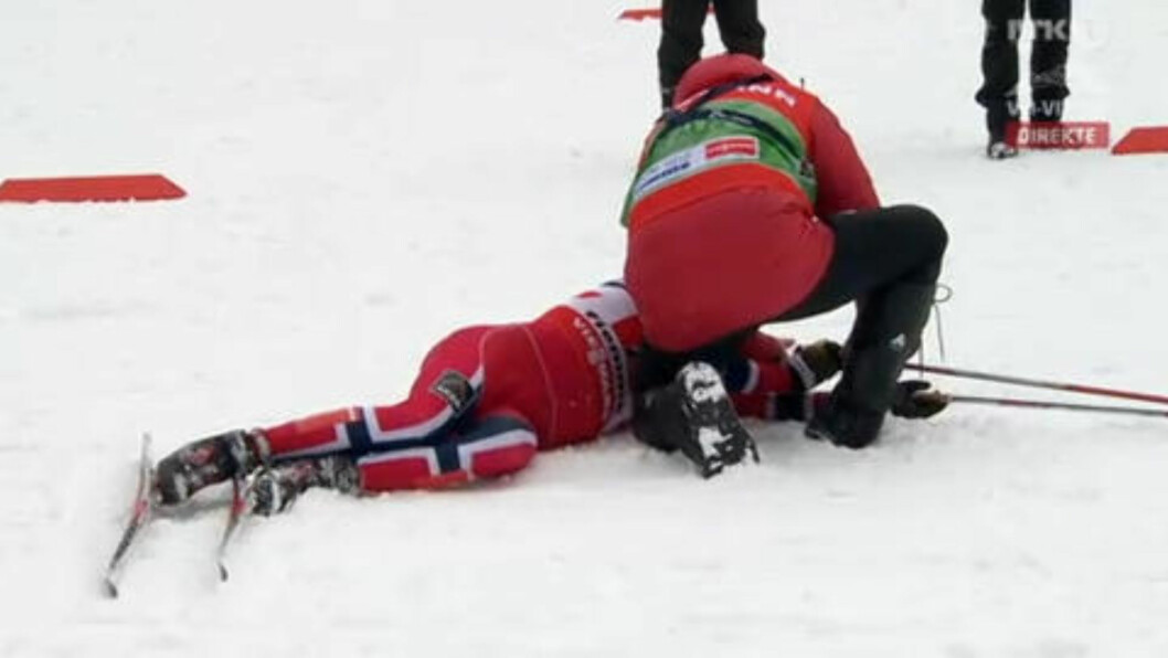 <strong>UTSLÅTT:</strong> Pål Golberg ble liggende i målområdet før han måtte ha hjelp til å komme seg på beina. Foto: Gjengitt med tillatelse fra NRK. <strong>UTSLÅTT:</strong> Pål Golberg ble liggende i målområdet før han måtte ha hjelp til å komme seg på beina. Foto: Gjengitt med tillatelse fra NRK.