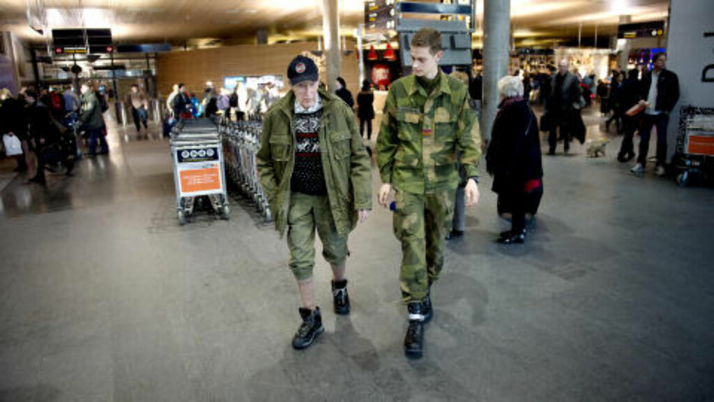 GODT REISEFØLGE: Joachim Rønneberg (94) og barnebarnet Joachim Rønneberg (19) trives i hverandres selskap. Foto: Øistein Norum Monsen / DAGBLADET GODT REISEFØLGE: Joachim Rønneberg (94) og barnebarnet Joachim Rønneberg (19) trives i hverandres selskap. Foto: Øistein Norum Monsen / DAGBLADET