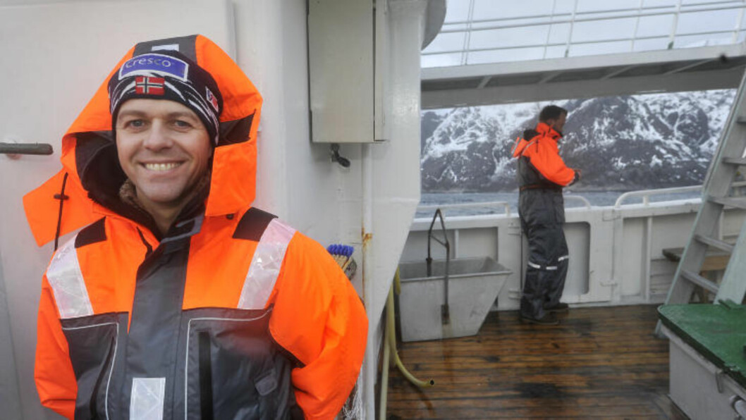 <strong>NY PÅ VINTERFISKE:</strong> KrF-leder Knut Arild Hareide (42) er fra Bømlo og dermed vant til å fiske. Det hjalp ikke i dagens Lofot-fiskekonkurranse. Det ble null fisk. Men betjeningen på Nusfjord-restauranten hentet opp skrei før stormen kom, sånn at det ble fiskelunsj på alle deltakerne. Foto Hans A Vedlog / Dagbladet <strong>NY PÅ VINTERFISKE:</strong> KrF-leder Knut Arild Hareide (42) er fra Bømlo og dermed vant til å fiske. Det hjalp ikke i dagens Lofot-fiskekonkurranse. Det ble null fisk. Men betjeningen på Nusfjord-restauranten hentet opp skrei før stormen kom, sånn at det ble fiskelunsj på alle deltakerne. Foto Hans A Vedlog / Dagbladet