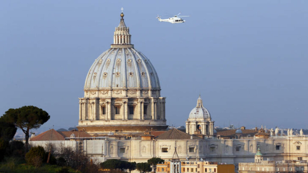 FERDIG: Et helikopter med Benedikt XVI ombord tar av fra Vatikanet, og paven kan se ned på Peterskirka for siste gang som pave. Men han skal flytte tilbake til Vatikanet for å lese, skrive, tenke og be, når en bolig står ferdig til å ta imot ham. Inntil da skal han bo i Castel Gandolfo. Foto: REUTERS / Scanpix / Stefano Rellandini FERDIG: Et helikopter med Benedikt XVI ombord tar av fra Vatikanet, og paven kan se ned på Peterskirka for siste gang som pave. Men han skal flytte tilbake til Vatikanet for å lese, skrive, tenke og be, når en bolig står ferdig til å ta imot ham. Inntil da skal han bo i Castel Gandolfo. Foto: REUTERS / Scanpix / Stefano Rellandini