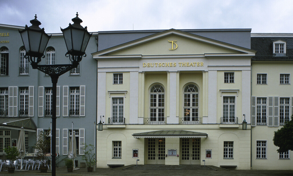 ÅSTED: Skuespilleren ble angrept av den 29 år gamle nordmannen rett utenfor hovedinngangen i Deutsches Theater i Schumannstrasse i Berlin etter tirsdagens forestilling. Arkivfoto: AKC Images/NTB Scanpix. ÅSTED: Skuespilleren ble angrept av den 29 år gamle nordmannen rett utenfor hovedinngangen i Deutsches Theater i Schumannstrasse i Berlin etter tirsdagens forestilling. Arkivfoto: AKC Images/NTB Scanpix.