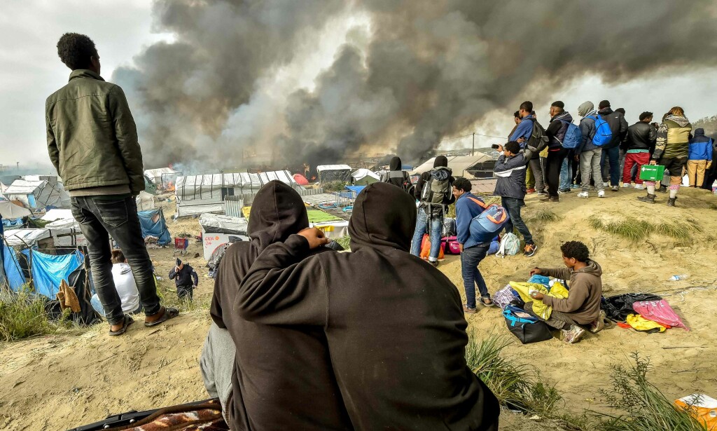 SER LEIREN BLI ØDELAGT: Denne uka ble et sted mellom 6000 og 8000 migranter fjernet fra den ikke-offisielle flyktningleiren «Jungelen». Men noen av barna er fremdeles igjen i området, der forholdene meldes som å være farligere enn noensinne. Foto: Philippe Huguen / Afp / Scanpix SER LEIREN BLI ØDELAGT: Denne uka ble et sted mellom 6000 og 8000 migranter fjernet fra den ikke-offisielle flyktningleiren «Jungelen». Men noen av barna er fremdeles igjen i området, der forholdene meldes som å være farligere enn noensinne. Foto: Philippe Huguen / Afp / Scanpix 