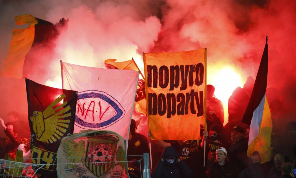 FYRVERKERI: Ullevaal så ut som en stadion i Istanbul søndag kveld.
Foto: Håkon Mosvold Larsen / NTB scanpix FYRVERKERI: Ullevaal så ut som en stadion i Istanbul søndag kveld.
Foto: Håkon Mosvold Larsen / NTB scanpix