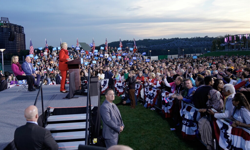 LIGGER BAK: Demokratenes presidentkandidat Hillary Clinton på plass i Cincinnati i Ohio. Hun ligger 2,5 prosentpoeng bak motkandidaten Donald Trump i delstaten. Foto: Øistein Norum Monsen/Dagbladet. LIGGER BAK: Demokratenes presidentkandidat Hillary Clinton på plass i Cincinnati i Ohio. Hun ligger 2,5 prosentpoeng bak motkandidaten Donald Trump i delstaten. Foto: Øistein Norum Monsen/Dagbladet.