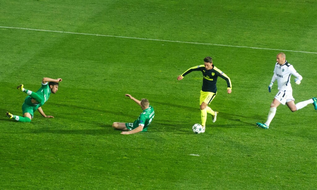LEKTE SEG: To forsvarspillere ligger og spreller. Keeperen forsøker desperat å nå igjen Özil. Men den tyske eleganten lar seg ikke stoppe. Foto: NTB Scanpix LEKTE SEG: To forsvarspillere ligger og spreller. Keeperen forsøker desperat å nå igjen Özil. Men den tyske eleganten lar seg ikke stoppe. Foto: NTB Scanpix