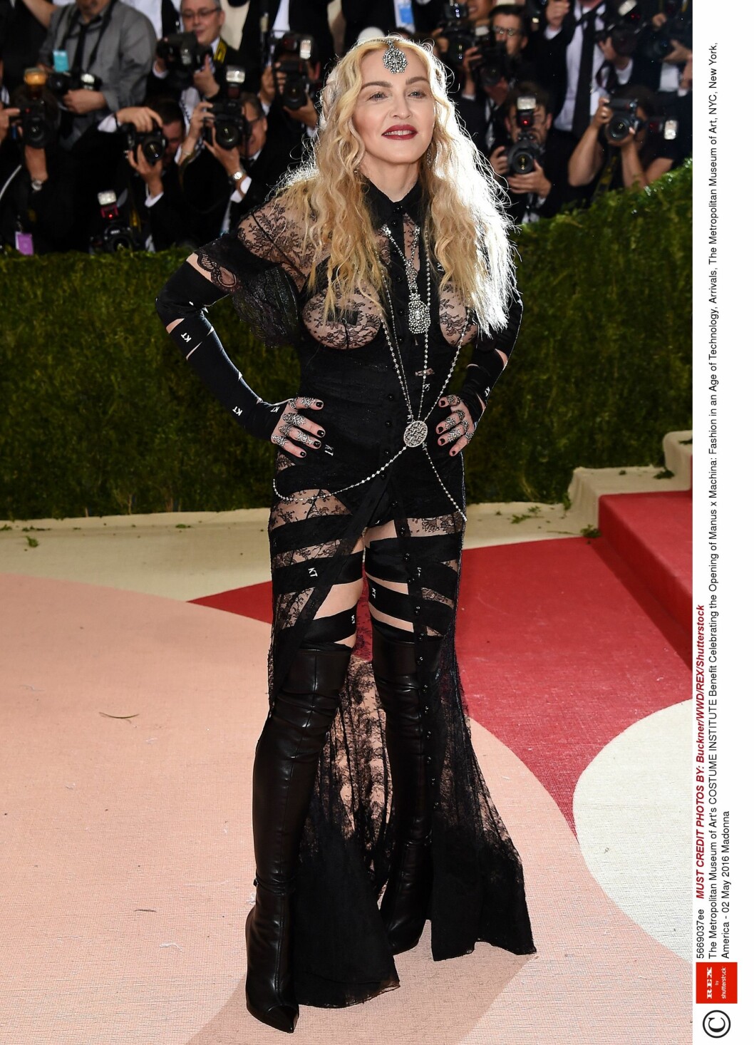 KONTROVERSIELL: Madonna overlot ekstremt lite til fantasien i dette blondeantrekket fra Givenchy. Foto: Rex Features KONTROVERSIELL: Madonna overlot ekstremt lite til fantasien i dette blondeantrekket fra Givenchy. Foto: Rex Features