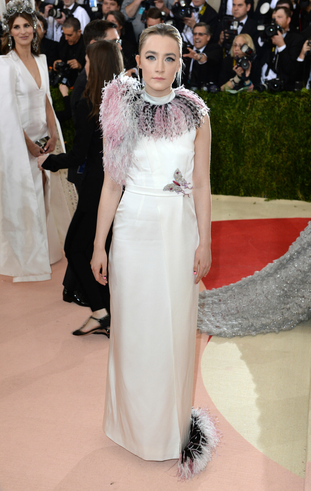 KOSTYME: Motepressen blir ikke helt klok på Anna Hu Haute Joaillerie-antrekket til skuespiller Saoirse Ronan. Foto: Pa Photos KOSTYME: Motepressen blir ikke helt klok på Anna Hu Haute Joaillerie-antrekket til skuespiller Saoirse Ronan. Foto: Pa Photos