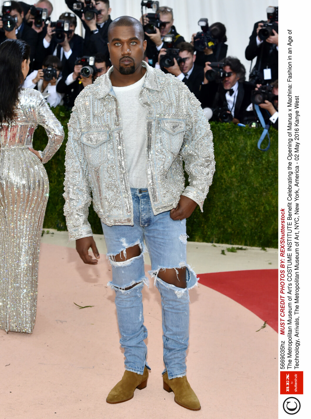 BOMMET: Rapper Kanye West har vist seg med både bleke kontaktlinser og perlebrodert Balmain-jakke tidligere, og de semskede bootsene og opprevne jeansene var ikke galla-verdige. Foto: Rex Features BOMMET: Rapper Kanye West har vist seg med både bleke kontaktlinser og perlebrodert Balmain-jakke tidligere, og de semskede bootsene og opprevne jeansene var ikke galla-verdige. Foto: Rex Features