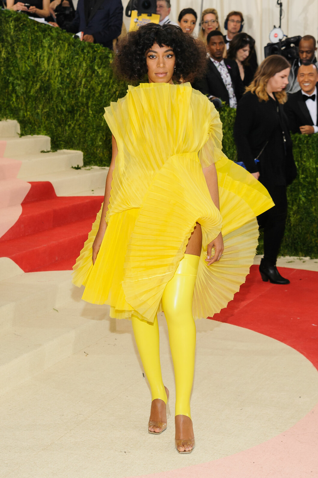 DRUKNET: Solange Knowles er tøff som velger noe originalt, men de mange rysjene på dette David LaPort-antrekket gjorde at hun forsvant litt. Legg merke til fottøyet i lateks! Foto: Splash News DRUKNET: Solange Knowles er tøff som velger noe originalt, men de mange rysjene på dette David LaPort-antrekket gjorde at hun forsvant litt. Legg merke til fottøyet i lateks! Foto: Splash News