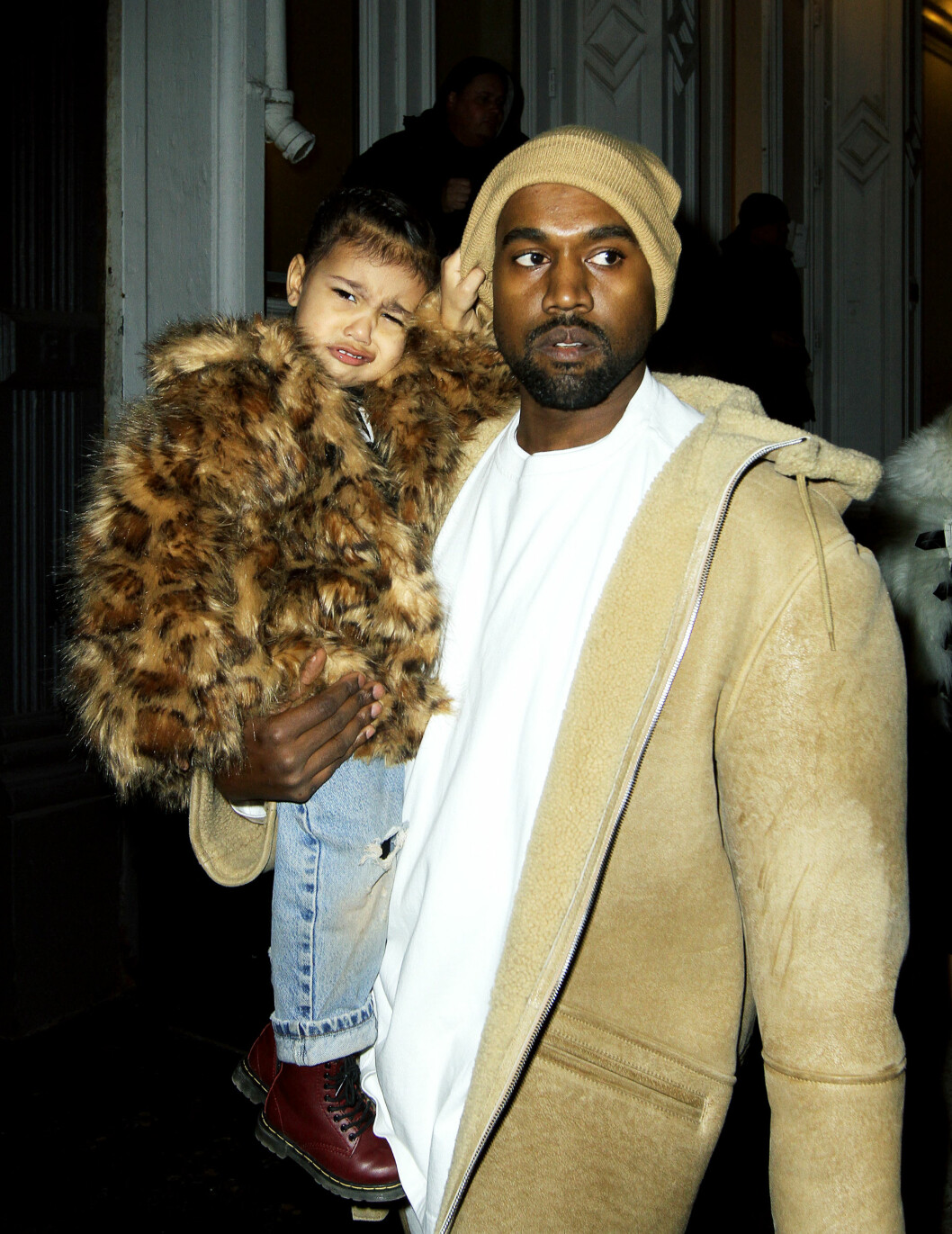 IKKE HELT BLID: Kanye West avbildet med datteren North på armen ute i New York i februar. Paret er blitt kritisert for å drive datteren sin for hardt. Foto: Splash News IKKE HELT BLID: Kanye West avbildet med datteren North på armen ute i New York i februar. Paret er blitt kritisert for å drive datteren sin for hardt. Foto: Splash News
