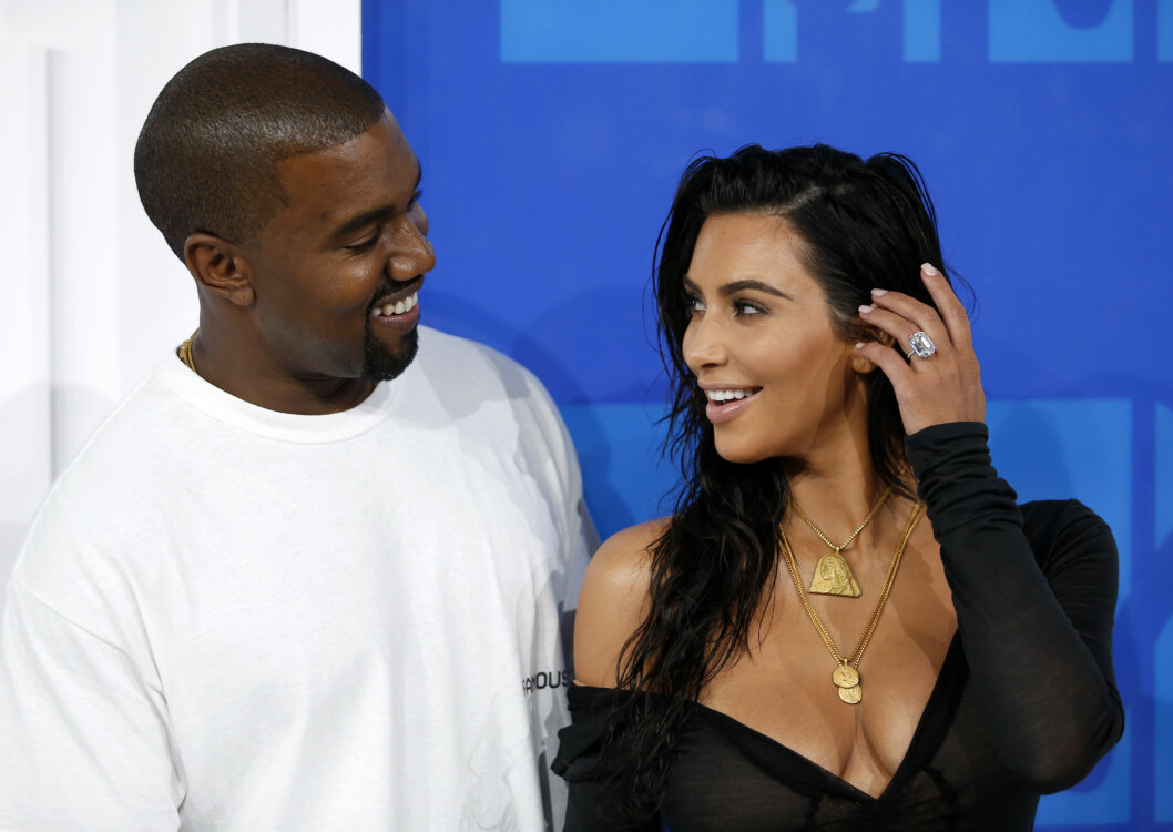 TURTELDUER: Kanye West og Kim Kardashian var i strålende humør og virket svært forelsket da de stod side om side i blitzregnet. Foto: Reuters TURTELDUER: Kanye West og Kim Kardashian var i strålende humør og virket svært forelsket da de stod side om side i blitzregnet. Foto: Reuters