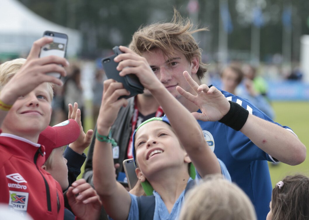 POPULÆR KAR: Skuespiller Thomas Hayes fotografert med fans etter Verdikampen på Norway Cup på Ekebergsletta tidligere i sommer. Ingen tvil om at han er populær blant folket. Foto: NTB Scanpix POPULÆR KAR: Skuespiller Thomas Hayes fotografert med fans etter Verdikampen på Norway Cup på Ekebergsletta tidligere i sommer. Ingen tvil om at han er populær blant folket. Foto: NTB Scanpix