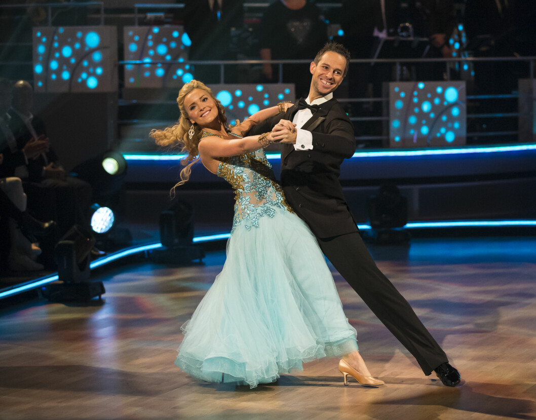 AKTIV: Caroline Berg Eriksen elsker å være i aktivitet, og takket ja da TV2 spurte om hun hadde lyst til å være med å svinge seg på «Skal vi danse»-parketten i 2014. Her med dansepartner Kai André Lillebø. Foto: Tor Lindseth // Se og Hør AKTIV: Caroline Berg Eriksen elsker å være i aktivitet, og takket ja da TV2 spurte om hun hadde lyst til å være med å svinge seg på «Skal vi danse»-parketten i 2014. Her med dansepartner Kai André Lillebø. Foto: Tor Lindseth // Se og Hør