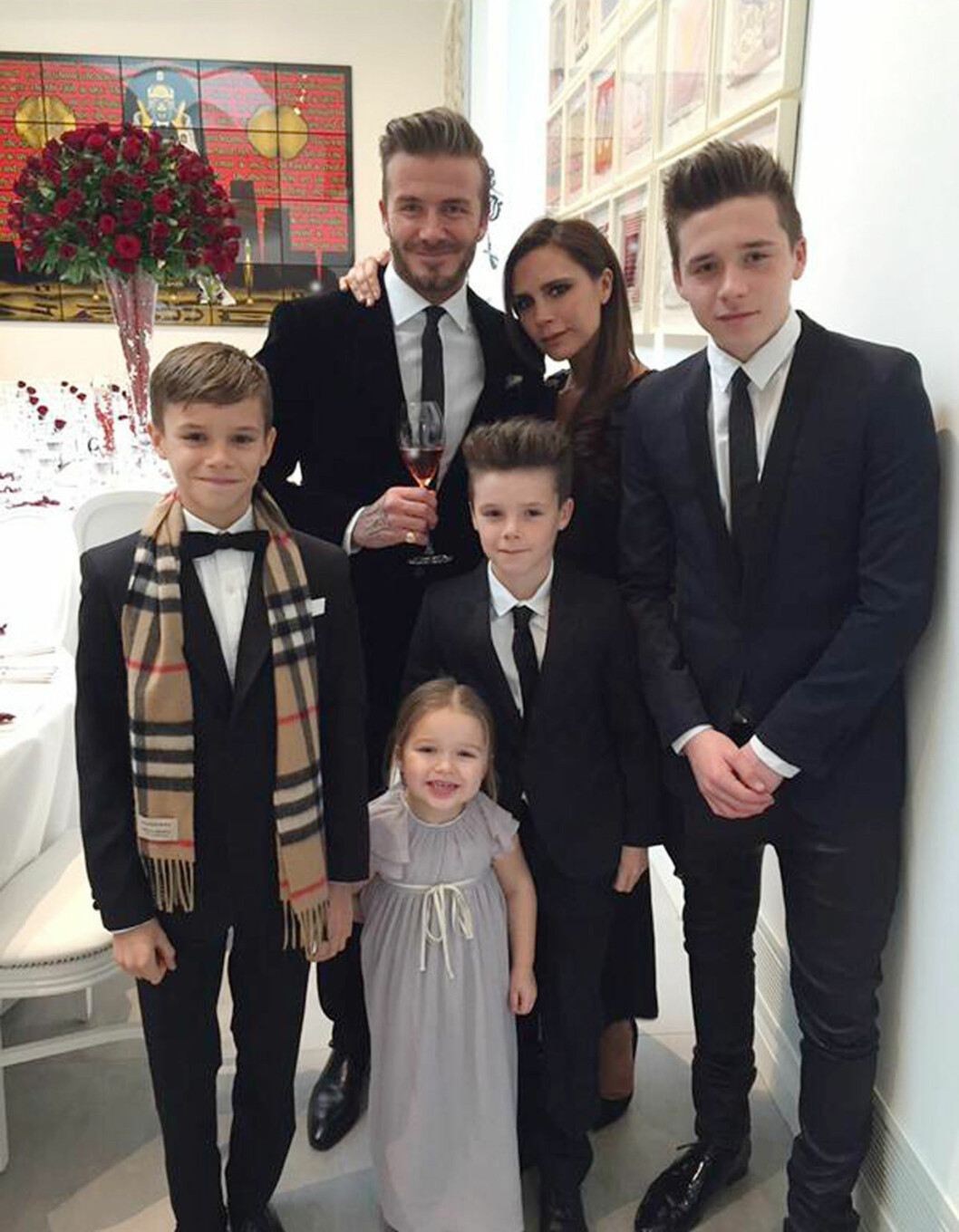 FLOTT FAMILIE: David og Victoria Beckham er et av verdens mest profilerte ektepar. Her sammen med sine fire barn: Romeo, Harper, Cruz og Brooklyn. Foto: Xposure FLOTT FAMILIE: David og Victoria Beckham er et av verdens mest profilerte ektepar. Her sammen med sine fire barn: Romeo, Harper, Cruz og Brooklyn. Foto: Xposure