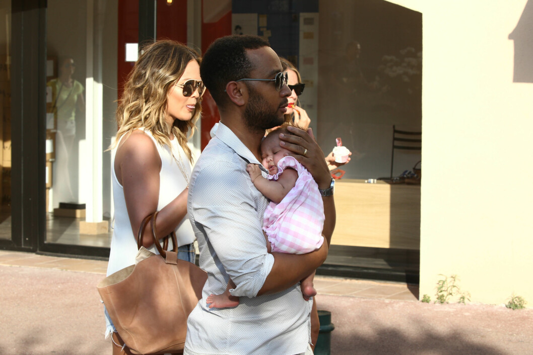 FAMILIEN: Chrissy Teigen med ektemannen John Legend og datteren Luna Simone. Foto: Abaca FAMILIEN: Chrissy Teigen med ektemannen John Legend og datteren Luna Simone. Foto: Abaca
