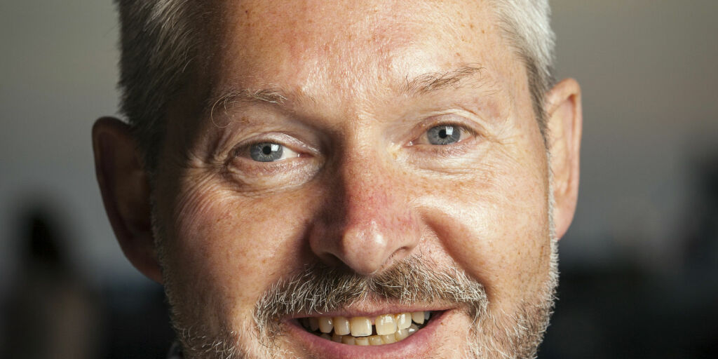 image: John Smits falt for kona i resepsjonen