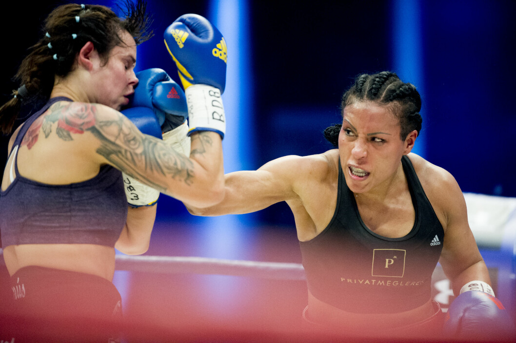 I RINGEN: Cecilia Brækhus (t.h) og Chris Namus i aksjon under tittelkampen i weltervekt-klassen i boksing på Gerry Weber Stadion i Halle i Tyskland i februar. Brækhus vant kampen på poeng etter ti runder. Foto: NTB scanpix I RINGEN: Cecilia Brækhus (t.h) og Chris Namus i aksjon under tittelkampen i weltervekt-klassen i boksing på Gerry Weber Stadion i Halle i Tyskland i februar. Brækhus vant kampen på poeng etter ti runder. Foto: NTB scanpix