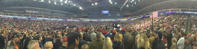 SMEKKFULLT: Ikke mange samler like mange som republikanernes presidentkandiat Donald Trump. Over 10 000 hadde funnet veien til Giant Center i Hershey i Pennsylvania fredag kveld. Foto: Øistein Norum Monsen / Dagbladet SMEKKFULLT: Ikke mange samler like mange som republikanernes presidentkandiat Donald Trump. Over 10 000 hadde funnet veien til Giant Center i Hershey i Pennsylvania fredag kveld. Foto: Øistein Norum Monsen / Dagbladet