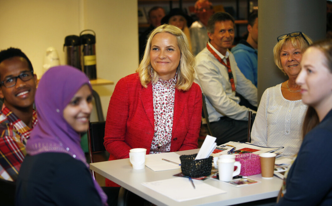 TOK LEDELSEN: Kronprinsesse Mette-Marit ledet samtalen ved et av bordene på Språkkafeen på Bergen offentlige bibliotek onsdag ettermiddag. Yemen, Polen, Spania, Somalia og Norge var representert ved bordet. Foto: NTB scanpix TOK LEDELSEN: Kronprinsesse Mette-Marit ledet samtalen ved et av bordene på Språkkafeen på Bergen offentlige bibliotek onsdag ettermiddag. Yemen, Polen, Spania, Somalia og Norge var representert ved bordet. Foto: NTB scanpix