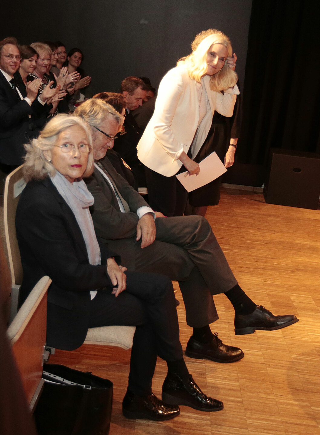 TRYGT: Kronprinsesse Mette-Marits mor Marit Tjessem satt på første rad under datterens bokbad i Bergen. Også kronprins Haakon og prinsesse Märthas barnepike Berit Tversland (bak) er med på årets Litteraturtog. Foto: NTB scanpix TRYGT: Kronprinsesse Mette-Marits mor Marit Tjessem satt på første rad under datterens bokbad i Bergen. Også kronprins Haakon og prinsesse Märthas barnepike Berit Tversland (bak) er med på årets Litteraturtog. Foto: NTB scanpix