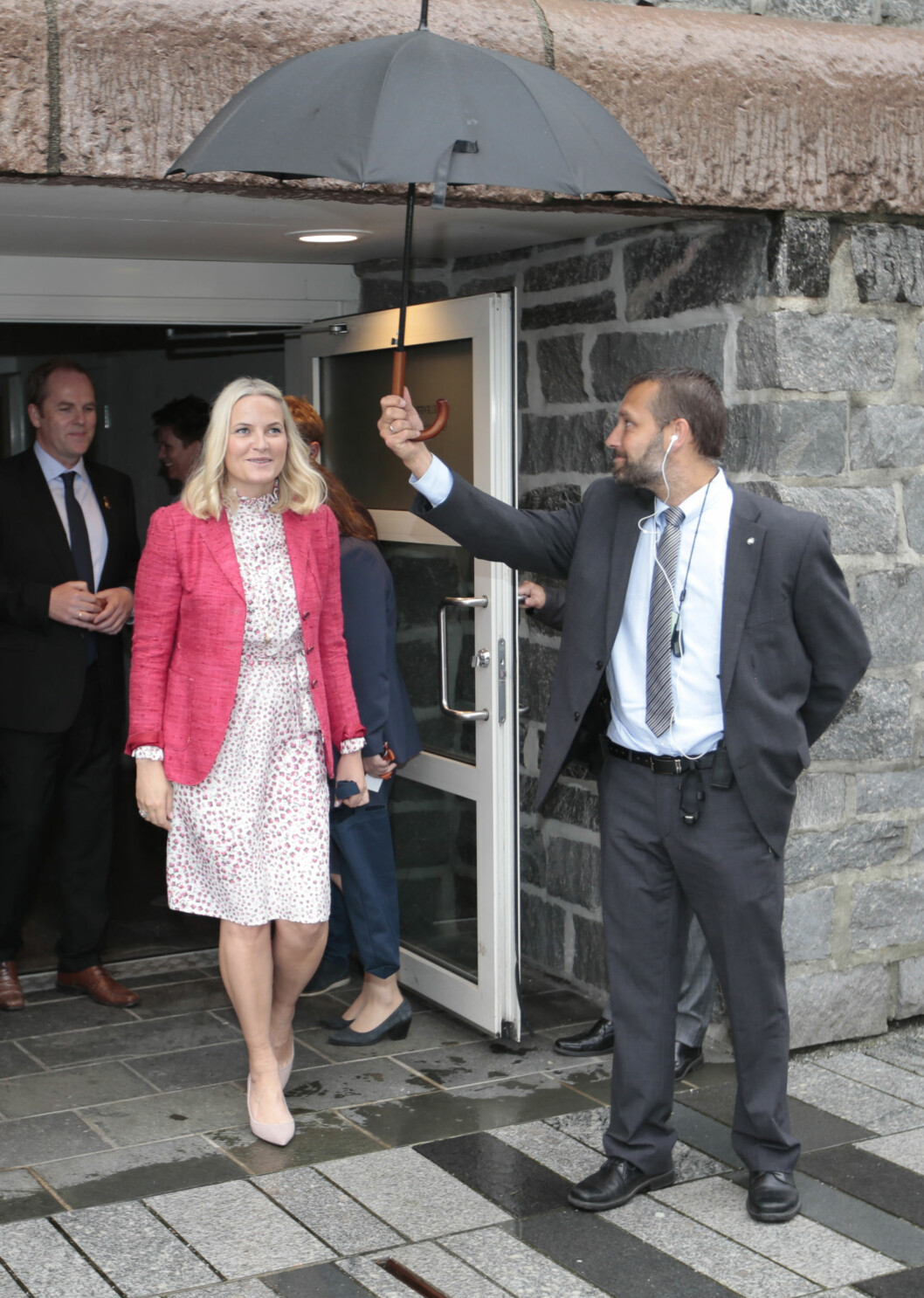 PARAPLY: Byen er Bergen og laget er Brann... Selvsagt regnet det når Mette-Marit kom til byen, men kronprinsessen smilte! Foto: NTB scanpix PARAPLY: Byen er Bergen og laget er Brann... Selvsagt regnet det når Mette-Marit kom til byen, men kronprinsessen smilte! Foto: NTB scanpix