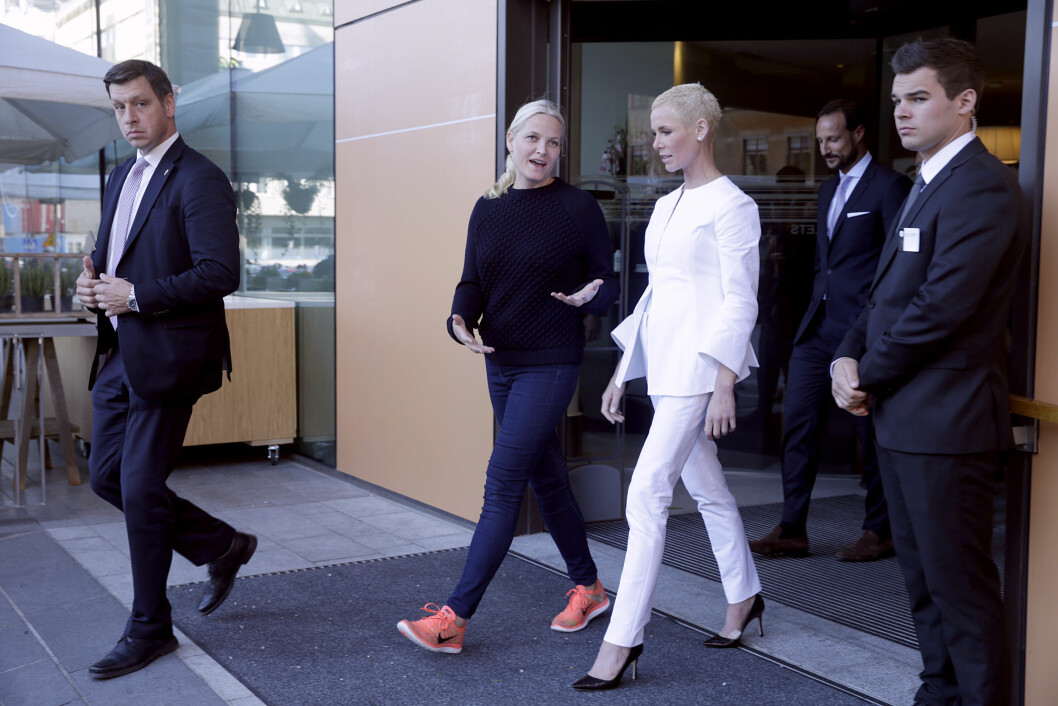 ROYAL STØTTE: Kronprinsesse Mette-Marit og kronprins Haakon (bak t.h) var blant de mange prominente deltakerne på EAT Stockholm Food Forum sommeren 2015. Foto: NTB scanpix ROYAL STØTTE: Kronprinsesse Mette-Marit og kronprins Haakon (bak t.h) var blant de mange prominente deltakerne på EAT Stockholm Food Forum sommeren 2015. Foto: NTB scanpix